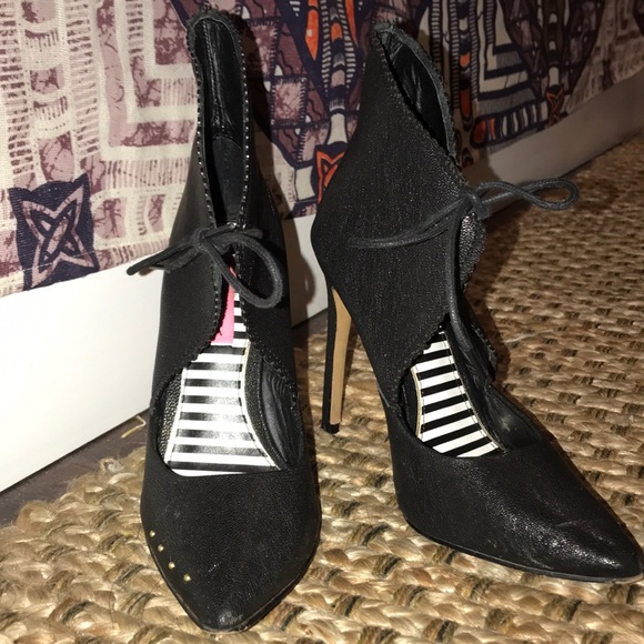 Betsey Johnson. Black leather pumps - Picture 2 of 5